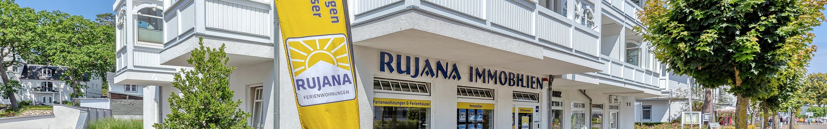 Rujana Immobilien Büro auf Rügen mit Eingang und Gehweg