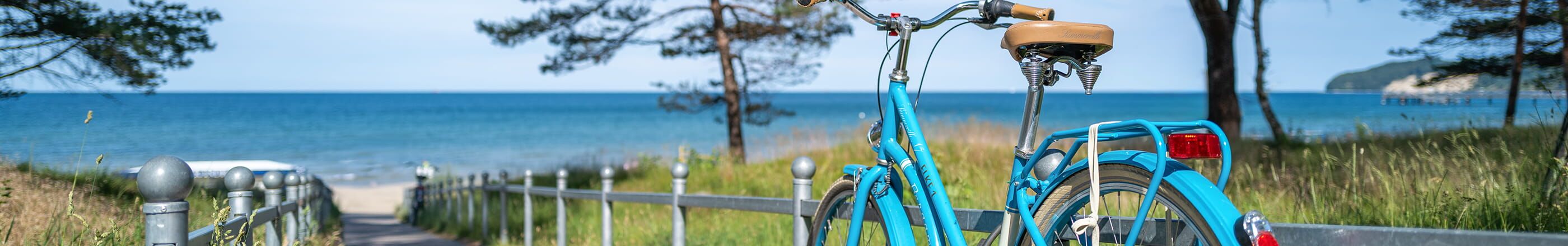 Fahrrad am Weg zum Strand mit Meerblick