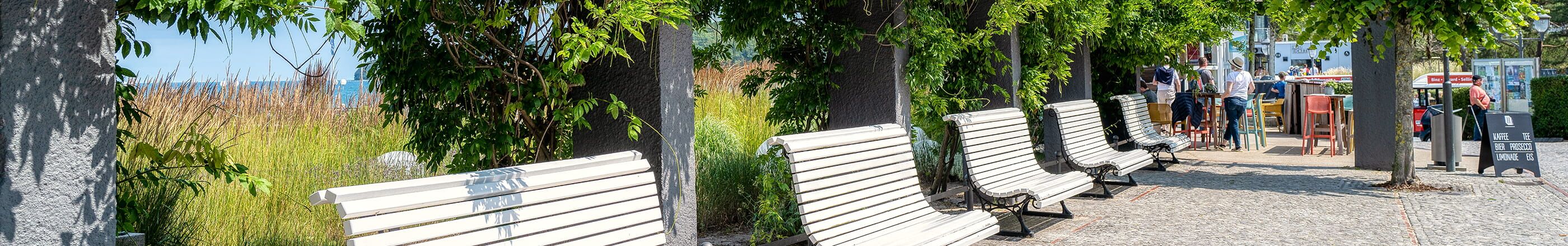 Ruhige Promenade mit Sitzgelegenheiten und angrenzendem Café