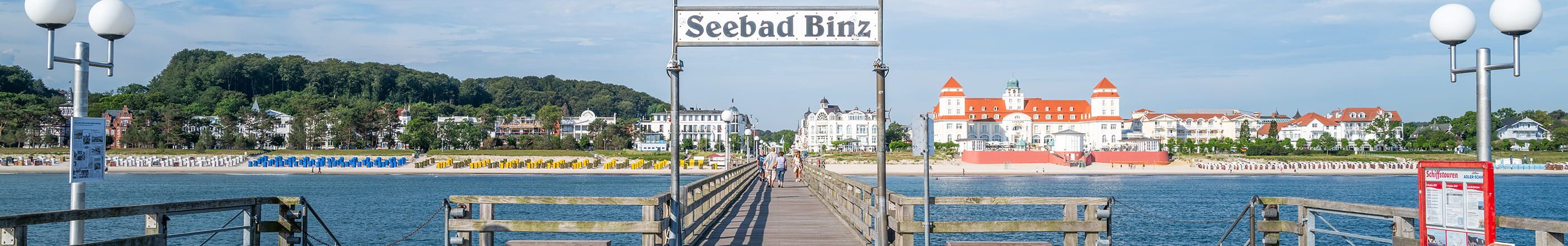 Seebrücke Binz auf Rügen mit Blick auf Strand und Kurhaus