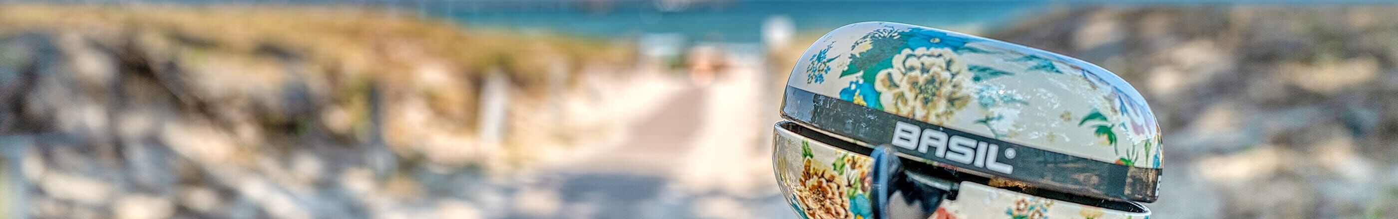 Detail einer Fahrradklingel am Weg zum Ostseestrand