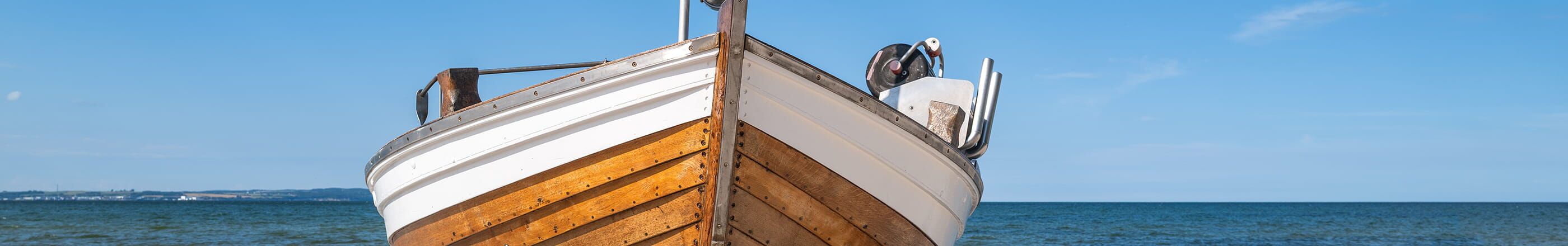 Holzboot am Strand mit Blick auf die Ostsee