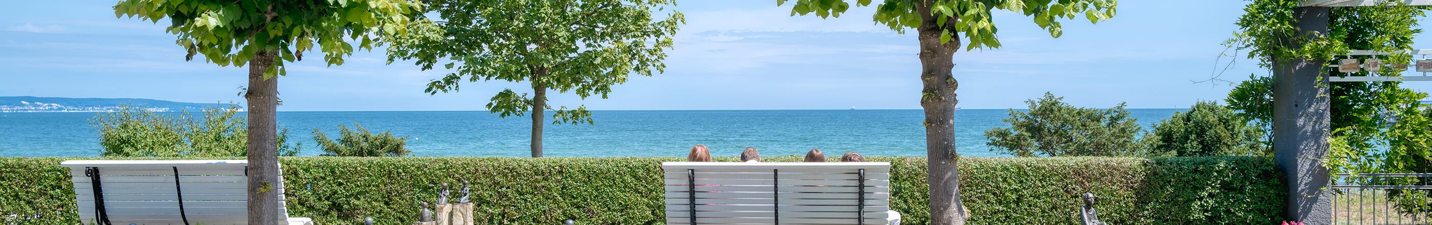 Sitzgelegenheiten im Grünen mit direkter Aussicht aufs Wasser
